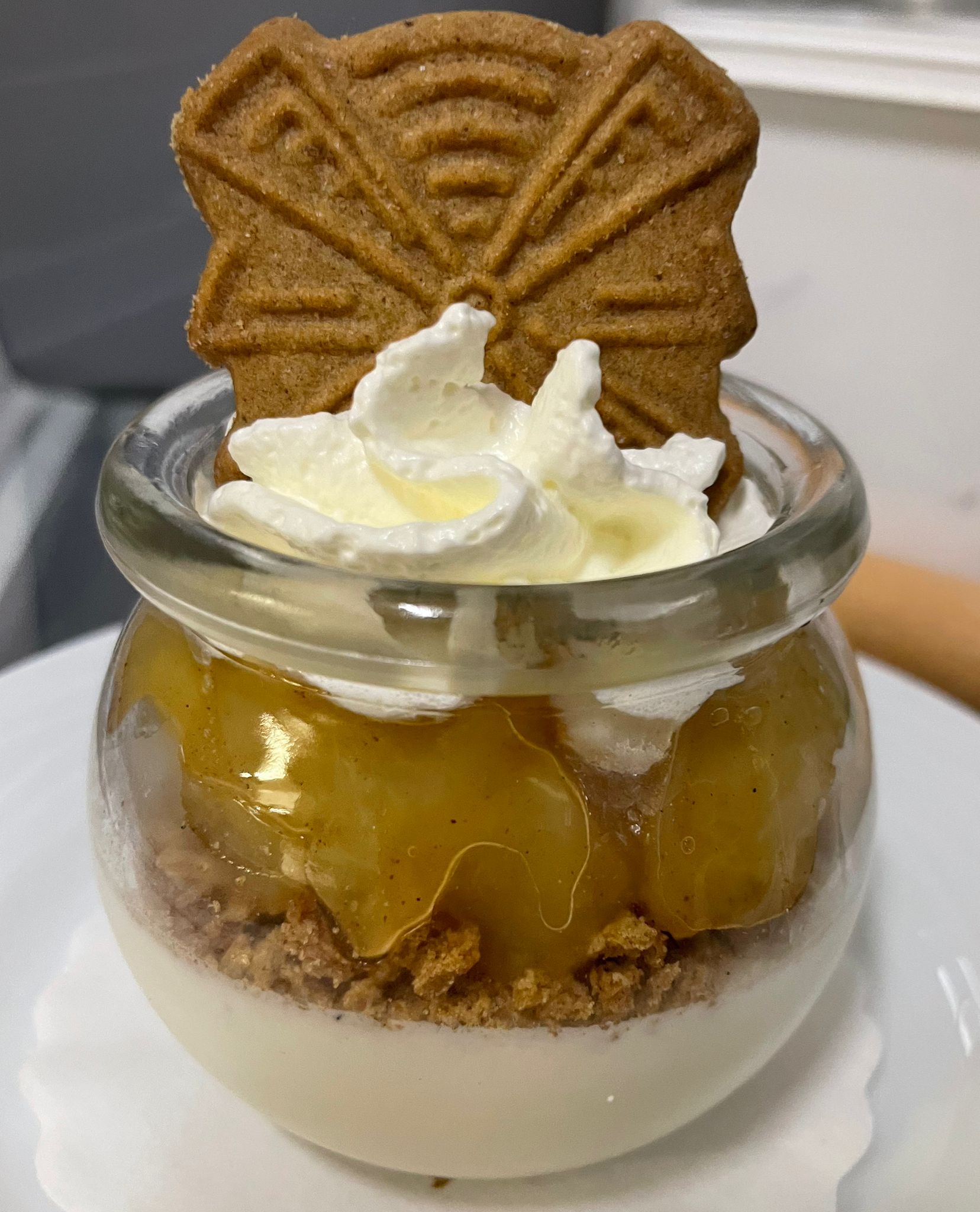 Bratapfel-Dessert im Glas mit Sahne und Spekulatius